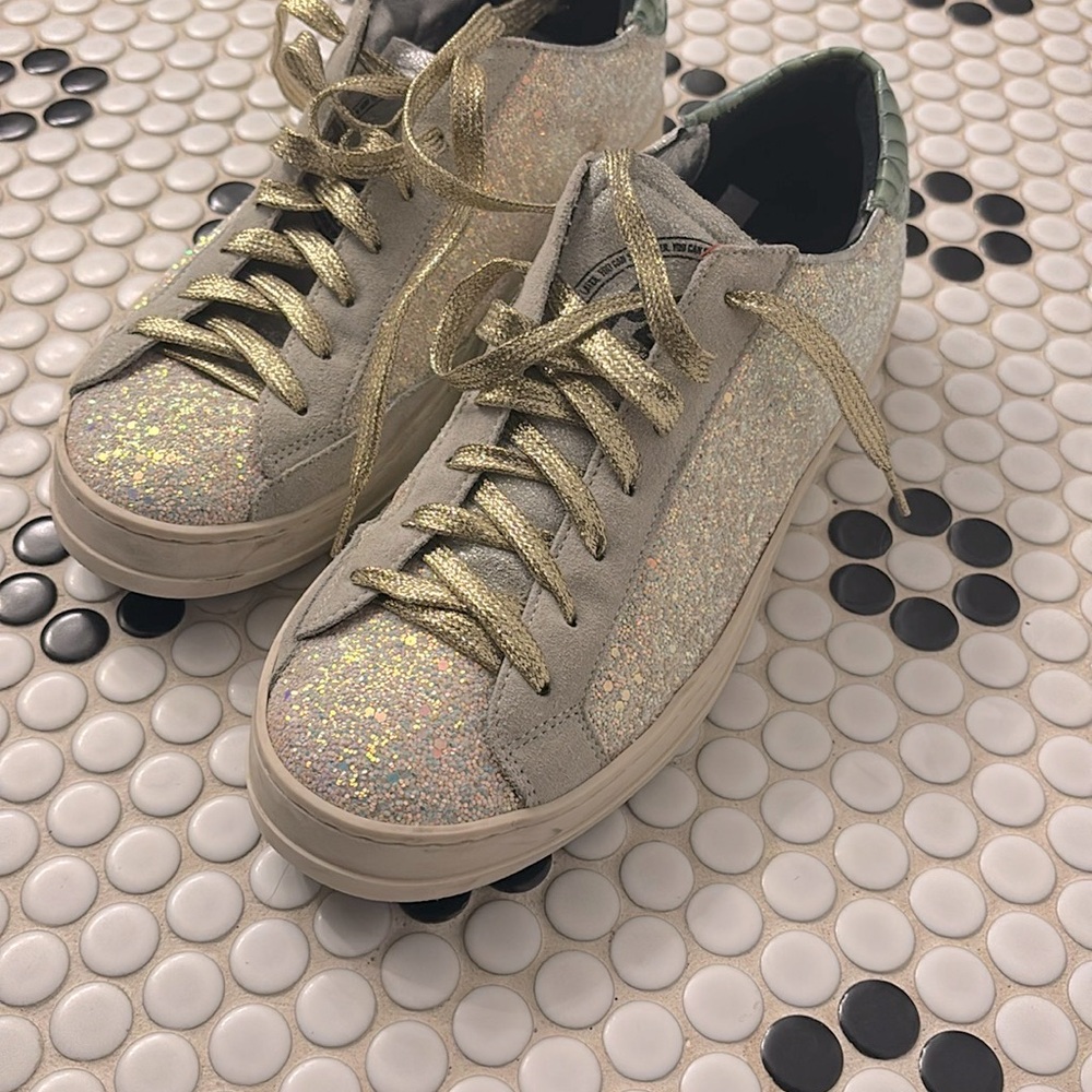 P448
Sparkling Glitter Lace-Up Sneakers in Iridescent Gold